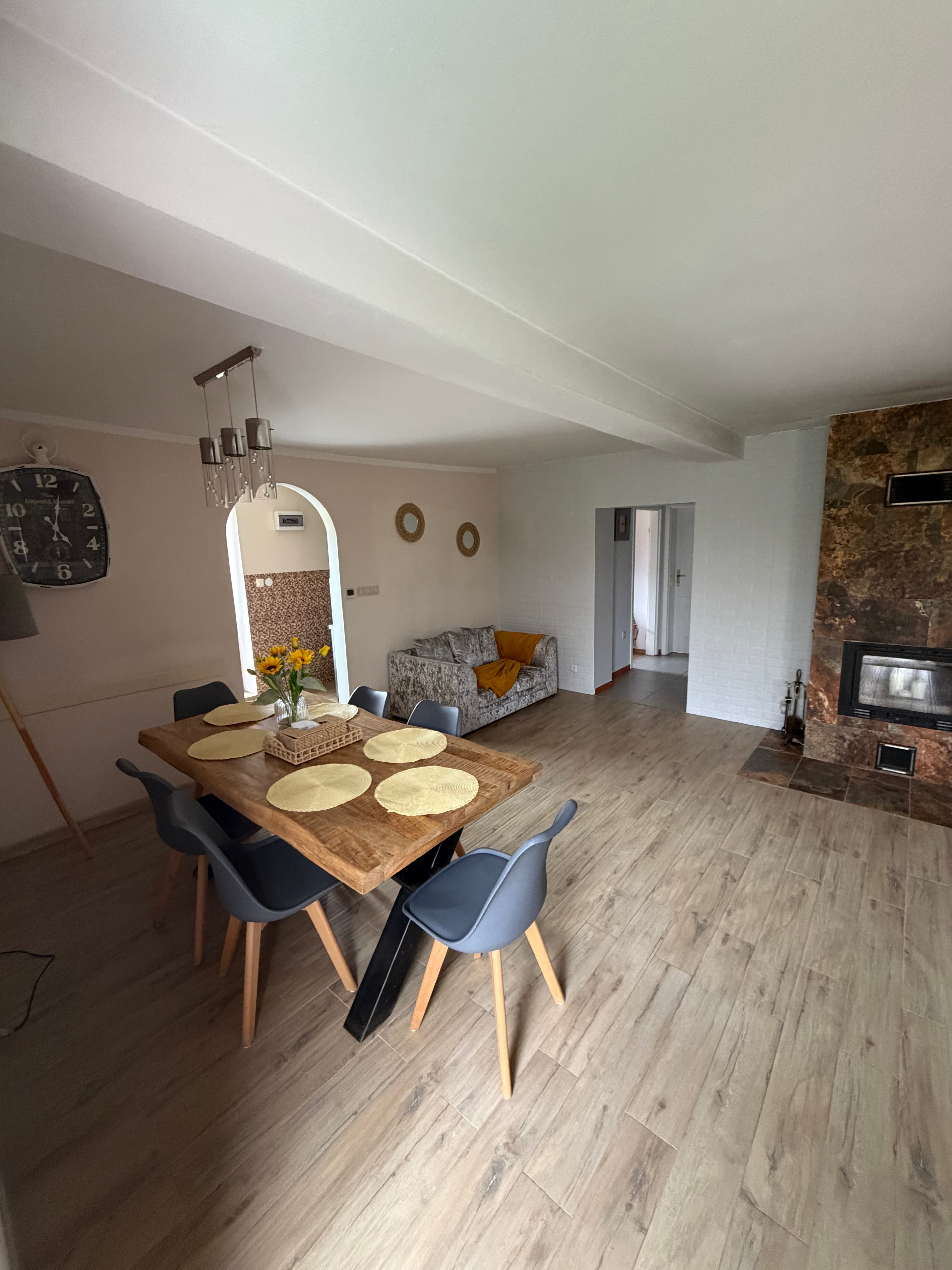 Salon i jadalnia w apartamencie nad jeziorem