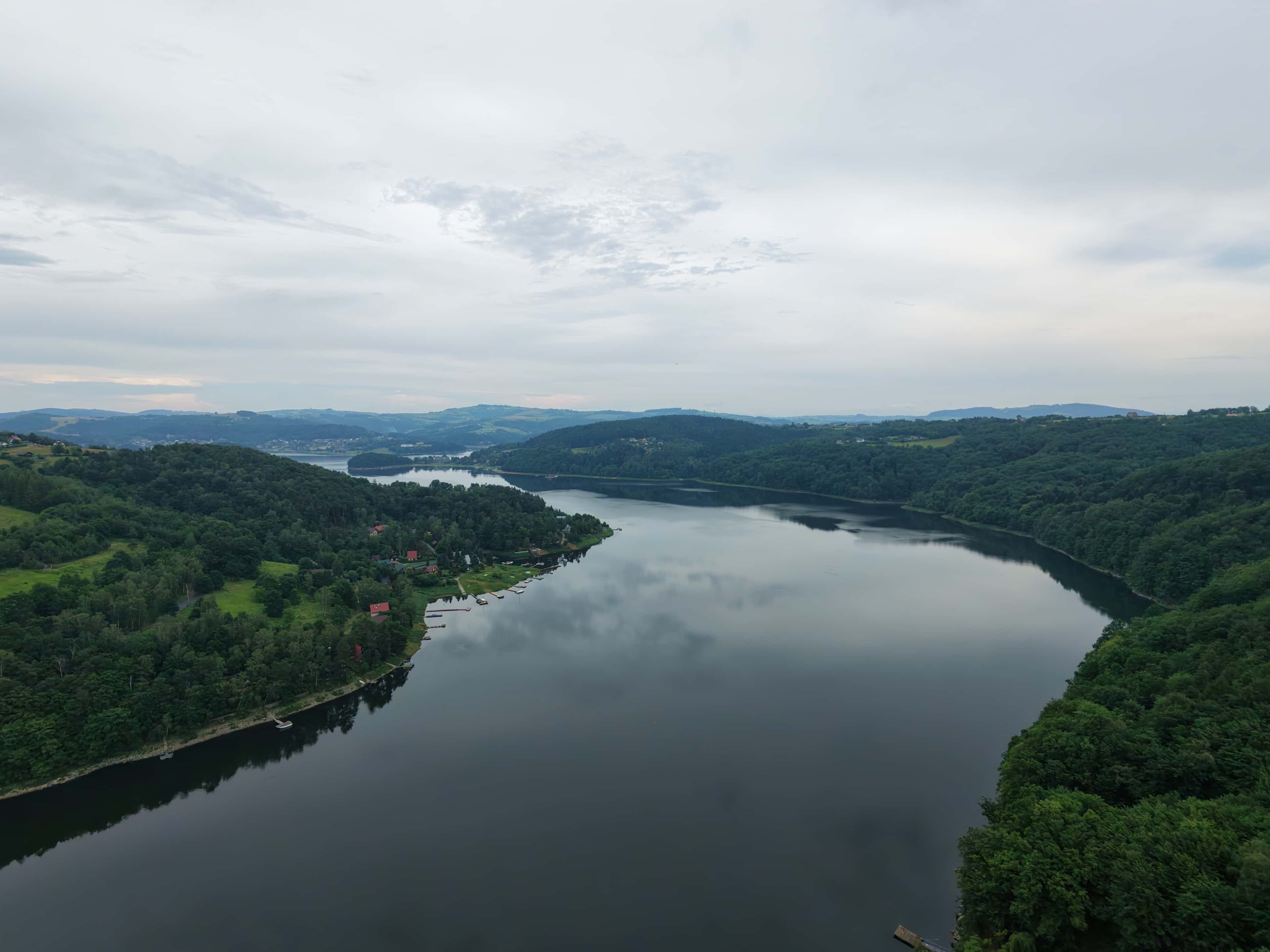 Panorama jeziora z lotu ptaka
