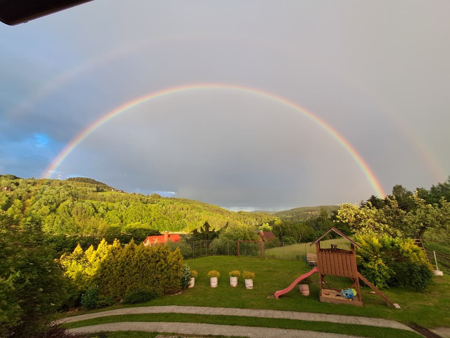 Podwójna tęcza nad doliną
